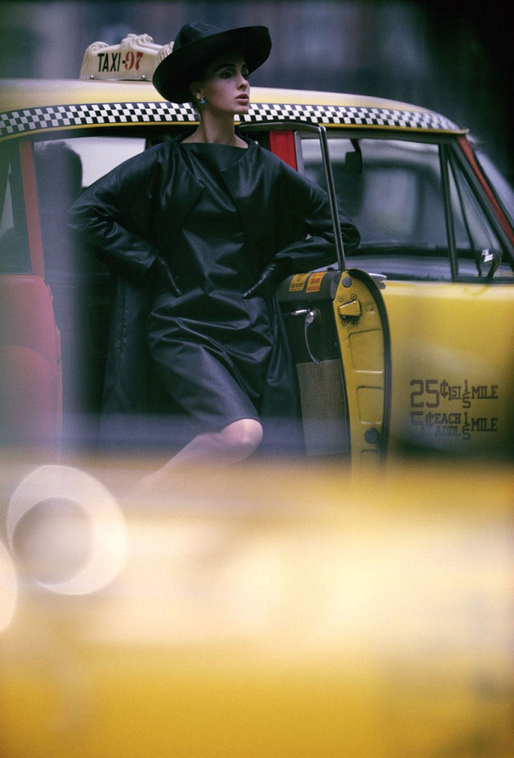 "Antonia + taxi"; fot. William Klein dla Vogue, 1962, Centre Pompidou-Metz